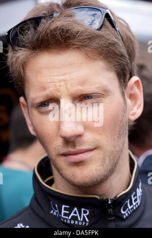 Nuerburg, Deutschland. 4. Juli 2013. Französischer Formel-1 Fahrer Romain Grosjean von Lotus spricht mit Journalisten im Fahrerlager am Nürburgring Race track, Nuerburg, Deutschland, 4. Juli 2013. Die Formel 1 Grand Prix von Deutschland statt findet am 7. Juli 2013. Foto: David Ebener/Dpa/Alamy Live News Stockfoto