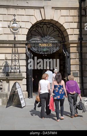 Menschen bei der historischen Guildhall Markt, Bath, Somerset, England Stockfoto