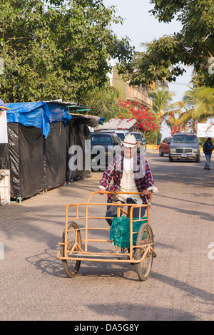 Älterer Mann Reiten eine Lieferung Dreirad in Guayabitos, Mexiko. Stockfoto