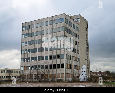 Blick auf eine leere Schrott-Immobilie in einem Gewerbegebiet. Stockfoto