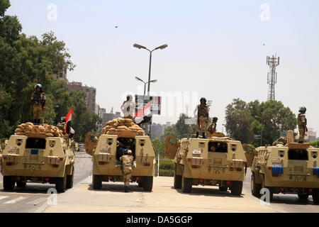 Kairo, Kairo, Ägypten. 4. Juli 2013. Ägyptische Armee gepanzerte Fahrzeuge und Soldaten stationiert sind in der Nähe der Präsidentenpalast, einen Tag nach dem Sturz von Präsident Mohamed Morsi, in Kairo, Ägypten, 4. Juli 2013 gesehen. Adli Mansour, der Chef der ägyptischen höchstes Gericht, wurde am 04 Juli vereidigt als Interims-Präsident Ägyptens. Mansour Schwur den Amtseid vor dem Obersten Verfassungsgericht nach dem Sturz des islamistischen Präsidenten Mohamed Morsi folgenden Tagen massiver Proteste Credit: Ahmed Asad/APA Images/ZUMAPRESS.com/Alamy Live News Stockfoto