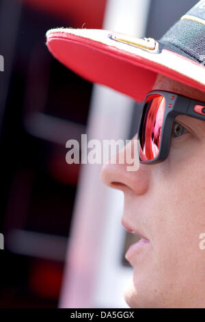 Nuerburg, Deutschland. 4. Juli 2013. Finnischer Formel1-Fahrer Kimi Räikkönen von Lotus spricht mit Journalisten im Fahrerlager am Nürburgring Race track, Nuerburg, Deutschland, 4. Juli 2013. Die Formel 1 Grand Prix von Deutschland statt findet am 7. Juli 2013. Foto: David Ebener/Dpa/Alamy Live News Stockfoto