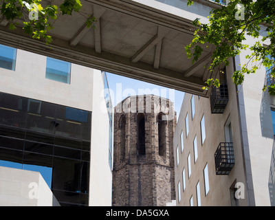 Architektonische Kontraste - Santa Maria del Pi und moderne Geschäfte von La Rambla, Barcelona, Spanien 2 Stockfoto