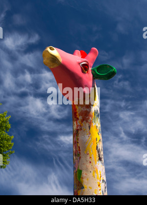 Bizarre gemalt Giraffe in einem Park nahe dem alten Hafen von Marseille, France 2 Stockfoto