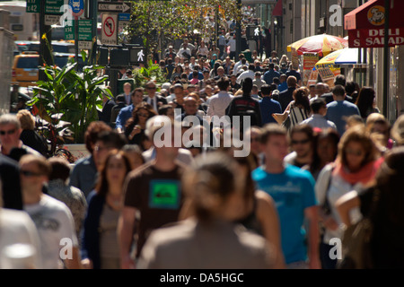 ZUR MITTAGSZEIT MASSEN FIFTH AVENUE MIDTOWN MANHATTAN NEW YORK CITY USA Stockfoto