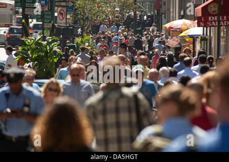 ZUR MITTAGSZEIT MASSEN FIFTH AVENUE MIDTOWN MANHATTAN NEW YORK CITY USA Stockfoto