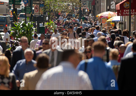 ZUR MITTAGSZEIT MASSEN FIFTH AVENUE MIDTOWN MANHATTAN NEW YORK CITY USA Stockfoto