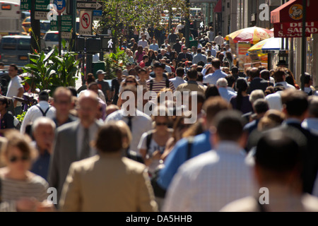 ZUR MITTAGSZEIT MASSEN FIFTH AVENUE MIDTOWN MANHATTAN NEW YORK CITY USA Stockfoto