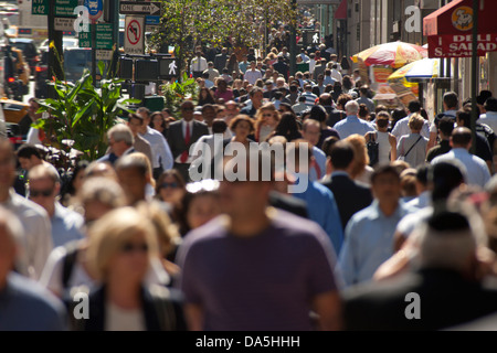 ZUR MITTAGSZEIT MASSEN FIFTH AVENUE MIDTOWN MANHATTAN NEW YORK CITY USA Stockfoto