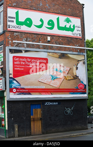 JCDecaux Billboard Website Plakat für Postamt Urlaubsprodukten an Stirnwand der libanesischen Imbiss Leeds West Yorkshire England UK Stockfoto