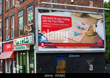 JCDecaux Billboard Website Plakat für Postamt Urlaubsprodukten an Stirnwand der libanesischen Imbiss Leeds West Yorkshire England UK Stockfoto