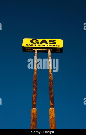 RIESIGE ROSTIGE ALTE TANKSTELLE ZEICHEN Stockfoto