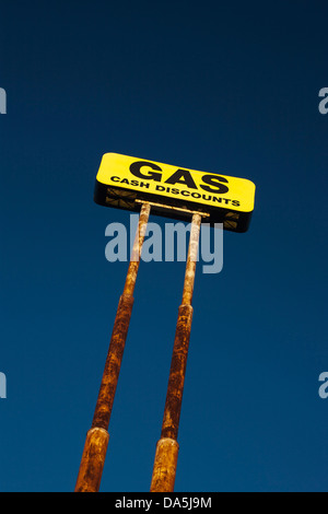 RIESIGE ROSTIGE ALTE TANKSTELLE ZEICHEN Stockfoto