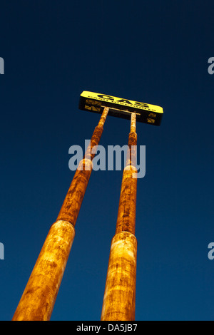 RIESIGE ROSTIGE ALTE TANKSTELLE ZEICHEN Stockfoto