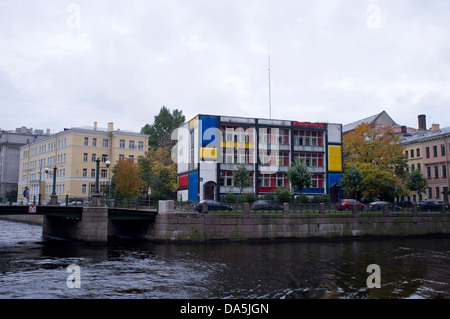 Wohnungen gemalt im Stil von Piet Mondrian in St. Petersburg. Stockfoto