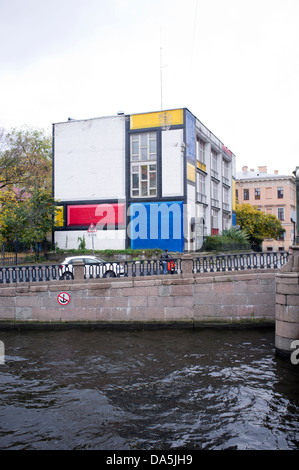 Wohnungen gemalt im Stil von Piet Mondrian in St. Petersburg. Stockfoto