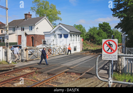 Ein Pförtner öffnen Bahnübergang Tore Cantley Bahnhof, Norfolk, England, Vereinigtes Königreich. Stockfoto