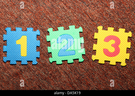 Nummer 1, 2 und 3 Buchstaben Puzzle auf Teppich Hintergrund. Stockfoto