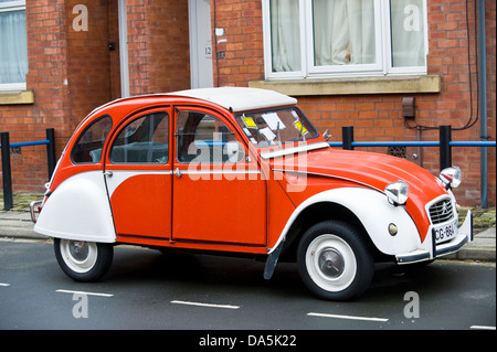 Citroen 2cv Auto mit illegalen Parkscheine auf Windschutzscheibe geparkt auf Straße in Leeds West Yorkshire England UK Stockfoto