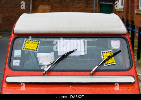 Citroen 2cv Auto mit illegalen Parkscheine auf Windschutzscheibe geparkt auf Straße in Leeds West Yorkshire England UK Stockfoto