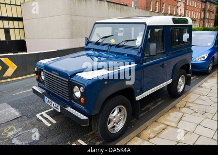 Blaue Land Rover Defender 90 County Station Wagon geparkt auf Straße in Leeds West Yorkshire England UK Stockfoto