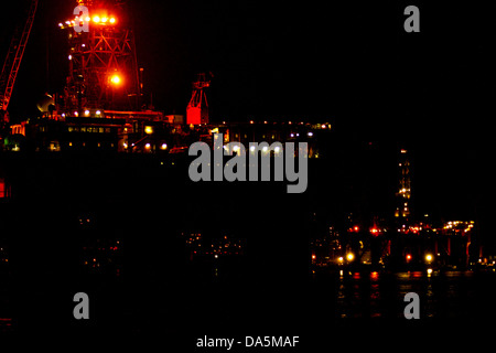 Bohrinsel in der Nacht, in der Guanabara-Bucht, Rio De Janeiro, Brasilien. Stockfoto