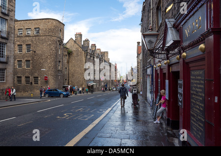 Europa-Großbritannien, Schottland, Edinburgh, Menschen in der Royal Mile, der Holyrood Blickrichtung Stockfoto