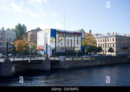 Wohnungen gemalt im Stil von Piet Mondrian in St. Petersburg, vom Kanal angezeigt. Stockfoto