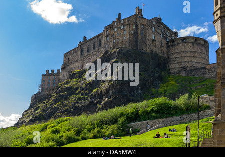 Europa-Großbritannien, Schottland, Edinburgh, das Schloss aus dem Grassmarket-Bereich zu sehen. Stockfoto