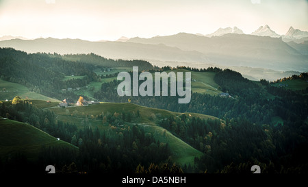 Berg vor Gericht, Berner Alpen, Emmental, Hof, Hof, Hügellandschaft, Kanton Bern, Bern, Landschaft, Langnau, Lüderenalp, Schweiz, Stockfoto