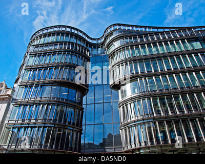 Fassade des Amazons neue Büros in 60 Holborn Viaduct, in der Nähe von Smithfield Market, City of London, London, England, Vereinigtes Königreich Stockfoto