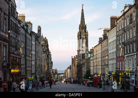 Großbritannien, Schottland, Edinburgh, der Royal Mile, der Holyrood, Blickrichtung, mit Tron Kirk Bell tower im Hintergrund. Stockfoto