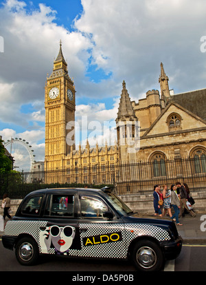 Blick auf den Elizabeth Tower (Big Ben) am nördlichen Ende des Palace of Westminster (Houses of Parliament) Stockfoto