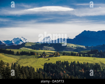 Bauernhaus, Bauernhof, Berg Gericht, Blappach, Emmental, Föhn, Föhn, Wolken, Haus, Haus, Himmel, Hof, Hof, Kanton Bern, Bern, Mann - Stockfoto