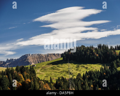 Bauernhaus, Bauernhof, Berg Gericht, Blappach, Emmental, Föhn, Föhn, Wolken, Haus, Haus, Himmel, Hof, Hof, Kanton Bern, Bern, Mann - Stockfoto