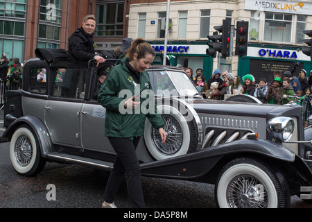 Sänger Nicky Byrne von Westlife fährt in einem Oldtimer bei der St. Patrick's Day-Parade in Dublin, Irland, am 17. März 2013. Stockfoto