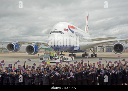 British Airways Personal begrüßt ersten Airbus A380 der Fluggesellschaft am Flughafen Heathrow, nachdem es aus der Fabrik im Juli 2013 in fliegt. Stockfoto