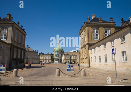 Kopenhagen Dänemark EU Schloss Amalienborg Winterresidenz der dänischen königlichen Familie König Frederick V-Statue im achteckigen Innenhof Stockfoto