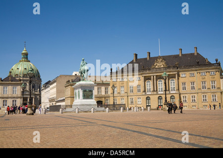 Kopenhagen Dänemark EU Schloss Amalienborg Winterresidenz der dänischen königlichen Familie König Frederick V-Statue im achteckigen Innenhof Stockfoto