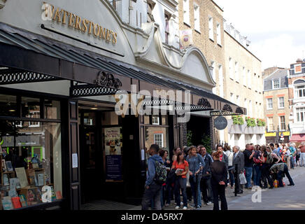 London, UK. 4. Juli 2013. Busker James Bowen und seine Street Katze namens Bob startete ihre dritte Buch heute Abend in London. Sie hoffen, dass die Welt nach Bob den Erfolg von ihrer ersten wiederholen wird, die über 700.000 Exemplare in Großbritannien verkauft und erscheint jetzt auf der ganzen Welt. Es war eine lange Schlange, die von außen Waterstone in Islington heute zu treffen das berühmte Duo und Exemplare signiert. Bildnachweis: Jeffrey Blackler/Alamy Live-Nachrichten Stockfoto