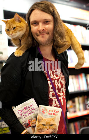 London, UK. 4. Juli 2013. Busker James Bowen und seine Street Katze namens Bob startete ihre dritte Buch heute Abend in London. Sie hoffen, dass die Welt nach Bob den Erfolg von ihrer ersten wiederholen wird, die über 700.000 Exemplare in Großbritannien verkauft und erscheint jetzt auf der ganzen Welt. Es war eine lange Schlange, die von außen Waterstone in Islington heute zu treffen das berühmte Duo und Exemplare signiert. Bildnachweis: Jeffrey Blackler/Alamy Live-Nachrichten Stockfoto