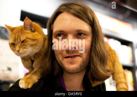 London, UK. 4. Juli 2013. Busker James Bowen und seine Street Katze namens Bob startete ihre dritte Buch heute Abend in London. Sie hoffen, dass die Welt nach Bob den Erfolg von ihrer ersten wiederholen wird, die über 700.000 Exemplare in Großbritannien verkauft und erscheint jetzt auf der ganzen Welt. Es war eine lange Schlange, die von außen Waterstone in Islington heute zu treffen das berühmte Duo und Exemplare signiert. Bildnachweis: Jeffrey Blackler/Alamy Live-Nachrichten Stockfoto