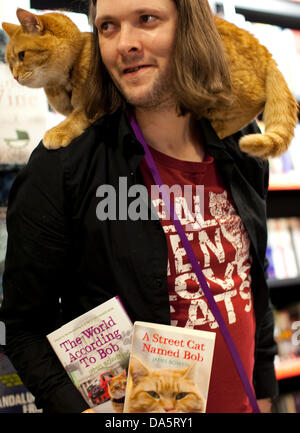 London, UK. 4. Juli 2013. Busker James Bowen und seine Street Katze namens Bob startete ihre dritte Buch heute Abend in London. Sie hoffen, dass die Welt nach Bob den Erfolg von ihrer ersten wiederholen wird, die über 700.000 Exemplare in Großbritannien verkauft und erscheint jetzt auf der ganzen Welt. Es war eine lange Schlange, die von außen Waterstone in Islington heute zu treffen das berühmte Duo und Exemplare signiert. Bildnachweis: Jeffrey Blackler/Alamy Live-Nachrichten Stockfoto
