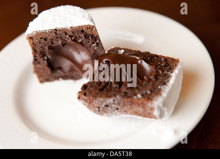 Schokoladenkuchen Moelleux schneiden in der Mitte Stockfoto