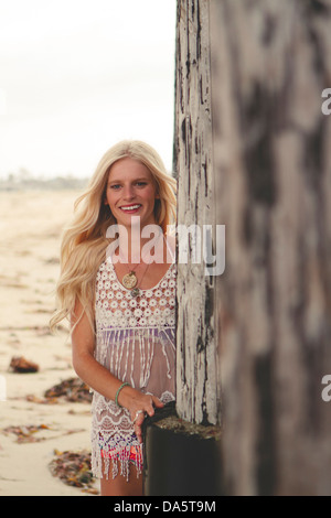 Eine hübsche blonde Frau am Strand. Stockfoto