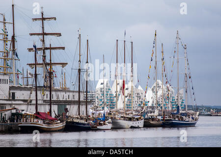 Aarhus (Dänemark). 4. Juli 2013. Hafen von Aarhus während der hohen Schiffe Rennen 2013 in Dänemark. Die Stadt Aarhus in Dänemark, ist der Ausgangspunkt des diesjährigen Tall Ships Races. Die Veranstaltung umfasst eine Flotte von 104 Segelschiffe und 3000 Crew-Mitglieder aus aller Welt. Bildnachweis: Michael härter/Alamy Live-Nachrichten Stockfoto