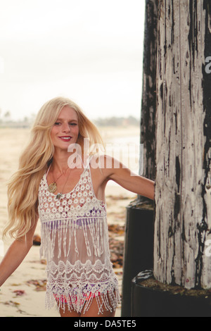 Eine hübsche blonde Frau am Strand. Stockfoto