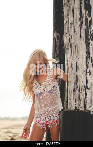 Eine hübsche blonde Frau am Strand. Stockfoto