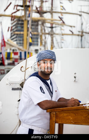 Aarhus (Dänemark). 4. Juli 2013. Crew-Mitglied bei der Royal Navy of Oman Schiff Shabab Oman, während die hohen Schiffe Rennen 2013 in Aarhus, Dänemark.  Die Stadt Aarhus in Dänemark, ist der Ausgangspunkt des diesjährigen Tall Ships Races. Die Veranstaltung umfasst eine Flotte von 104 Segelschiffe und 3000 Crew-Mitglieder aus aller Welt. Bildnachweis: Michael härter/Alamy Live-Nachrichten Stockfoto