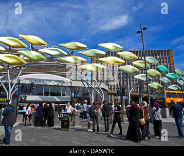 Blick auf die Stratford Shoal-Skulptur am Eingang des Einkaufszentrums Stratford, Stratford, London, England, Vereinigtes Königreich Stockfoto